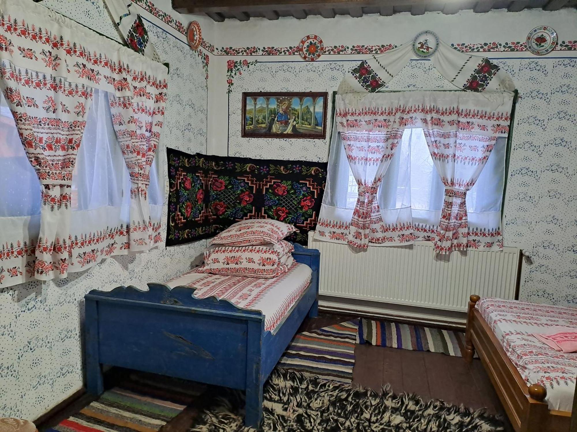 Complex Traditional Casuta Bunicilor-Breb Quarto foto